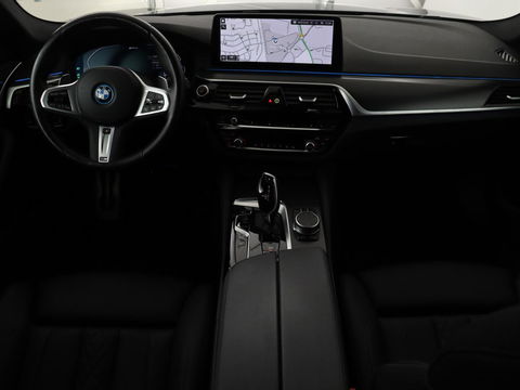 BMW 5 Serie 530e xDrive M Sport | Leder | Stoel & stuurverwarming | Sfeerverlichting | Adaptief LED | Carplay | Camera | Live cockpit | Navigatie