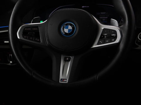 BMW 5 Serie 530e xDrive M Sport | Leder | Stoel & stuurverwarming | Sfeerverlichting | Adaptief LED | Carplay | Camera | Live cockpit | Navigatie
