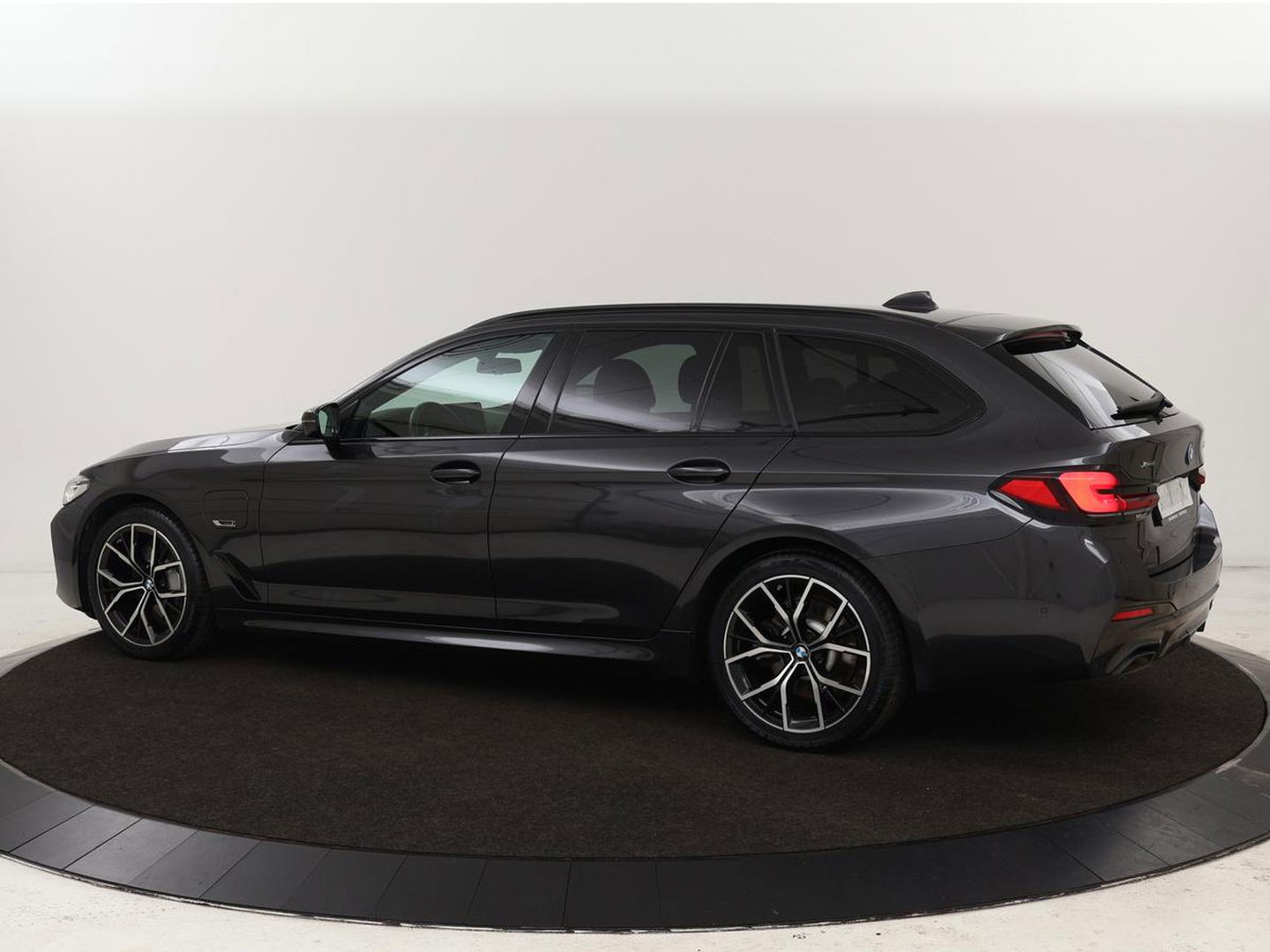 BMW 5 Serie 530e xDrive M Sport | Leder | Stoel & stuurverwarming | Sfeerverlichting | Adaptief LED | Carplay | Camera | Live cockpit | Navigatie