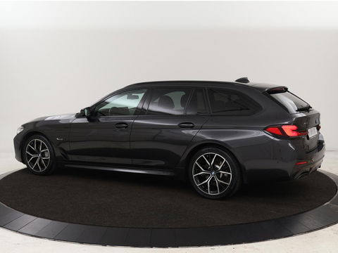 BMW 5 Serie 530e xDrive M Sport | Leder | Stoel & stuurverwarming | Sfeerverlichting | Adaptief LED | Carplay | Camera | Live cockpit | Navigatie