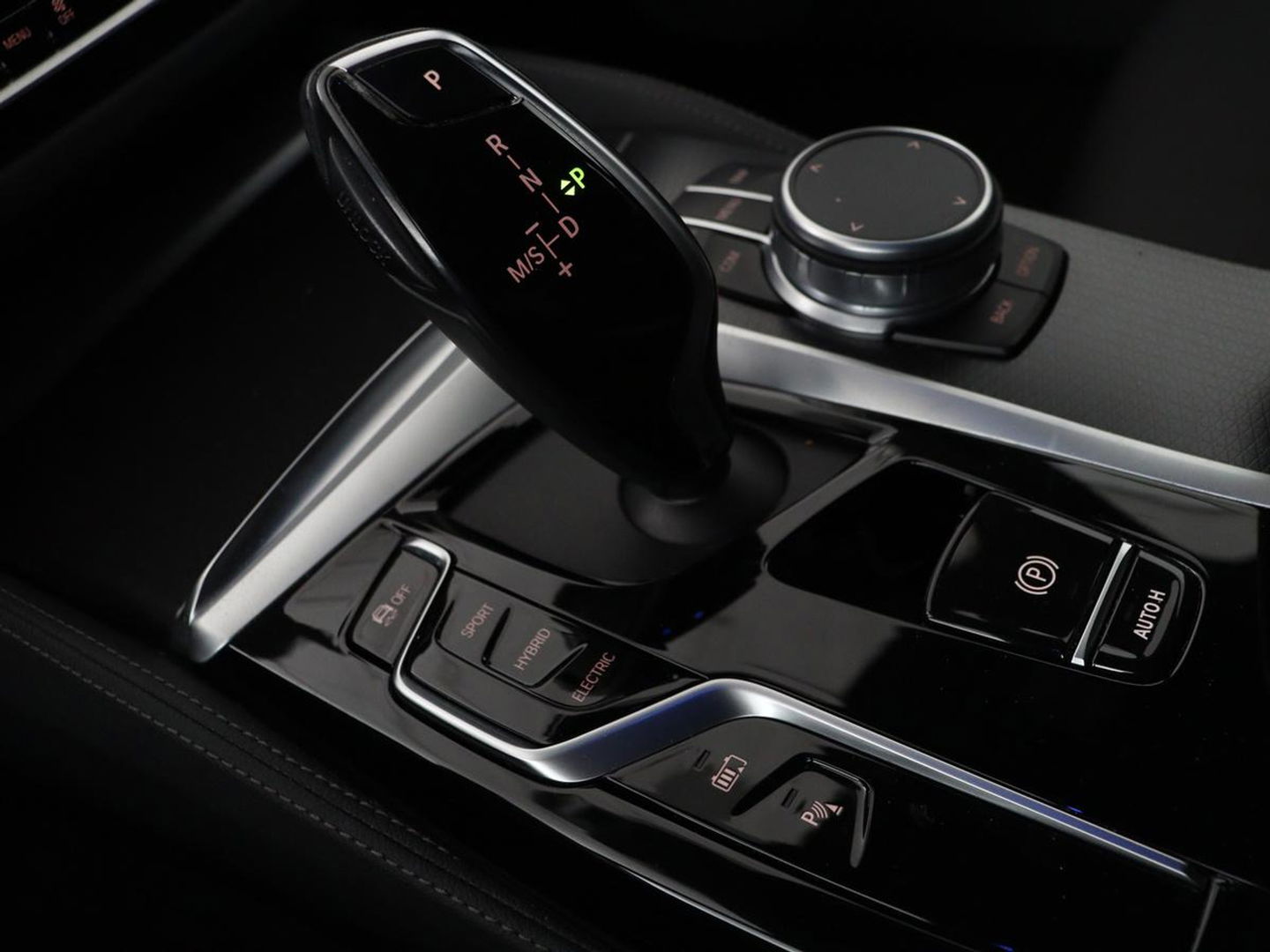 BMW 5 Serie 530e xDrive M Sport | Leder | Stoel & stuurverwarming | Sfeerverlichting | Adaptief LED | Carplay | Camera | Live cockpit | Navigatie