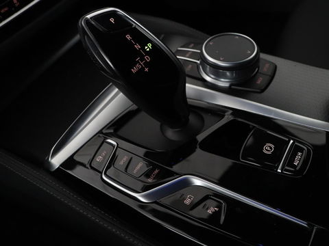 BMW 5 Serie 530e xDrive M Sport | Leder | Stoel & stuurverwarming | Sfeerverlichting | Adaptief LED | Carplay | Camera | Live cockpit | Navigatie