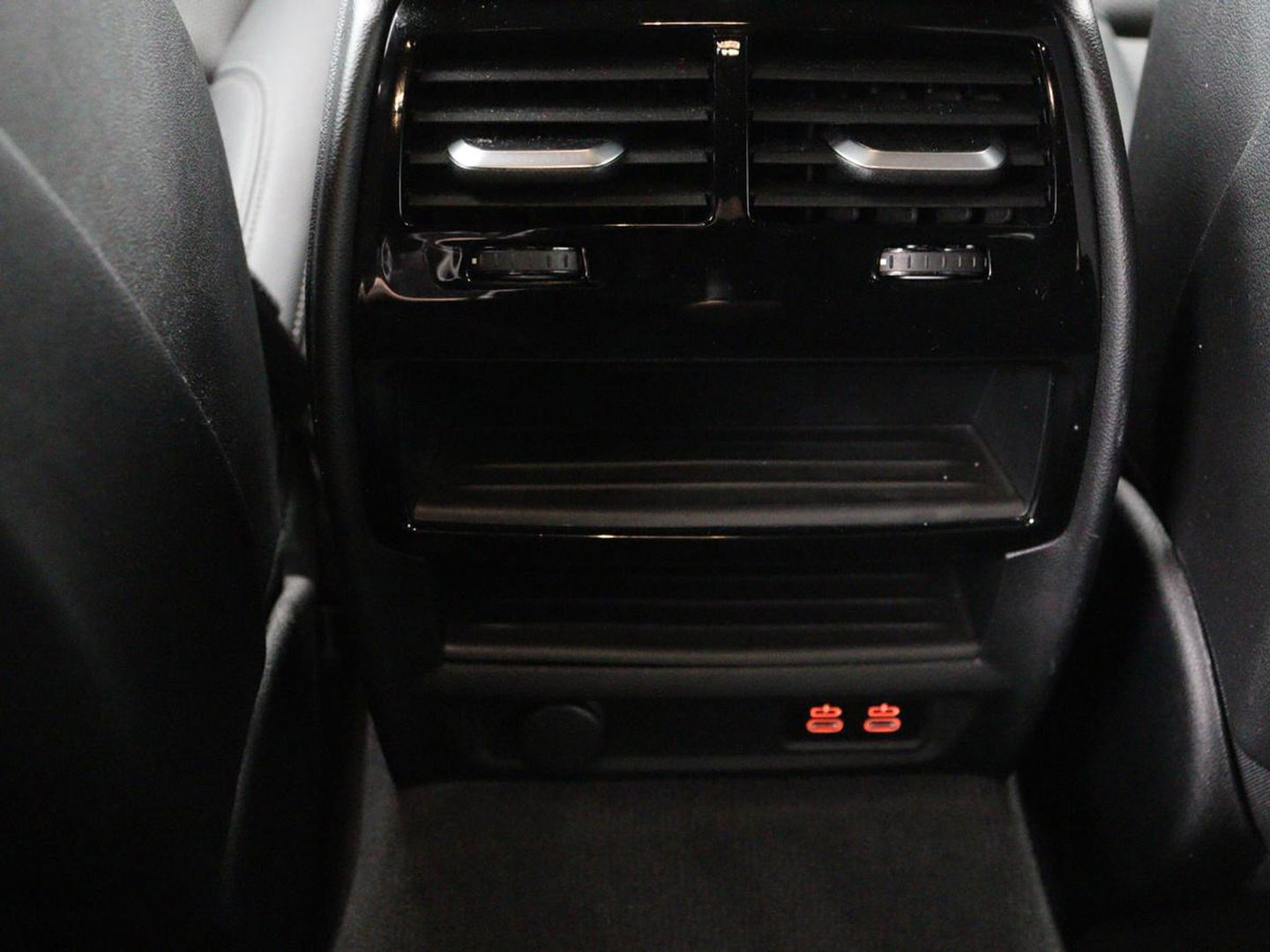 BMW 5 Serie 530e xDrive M Sport | Leder | Stoel & stuurverwarming | Sfeerverlichting | Adaptief LED | Carplay | Camera | Live cockpit | Navigatie