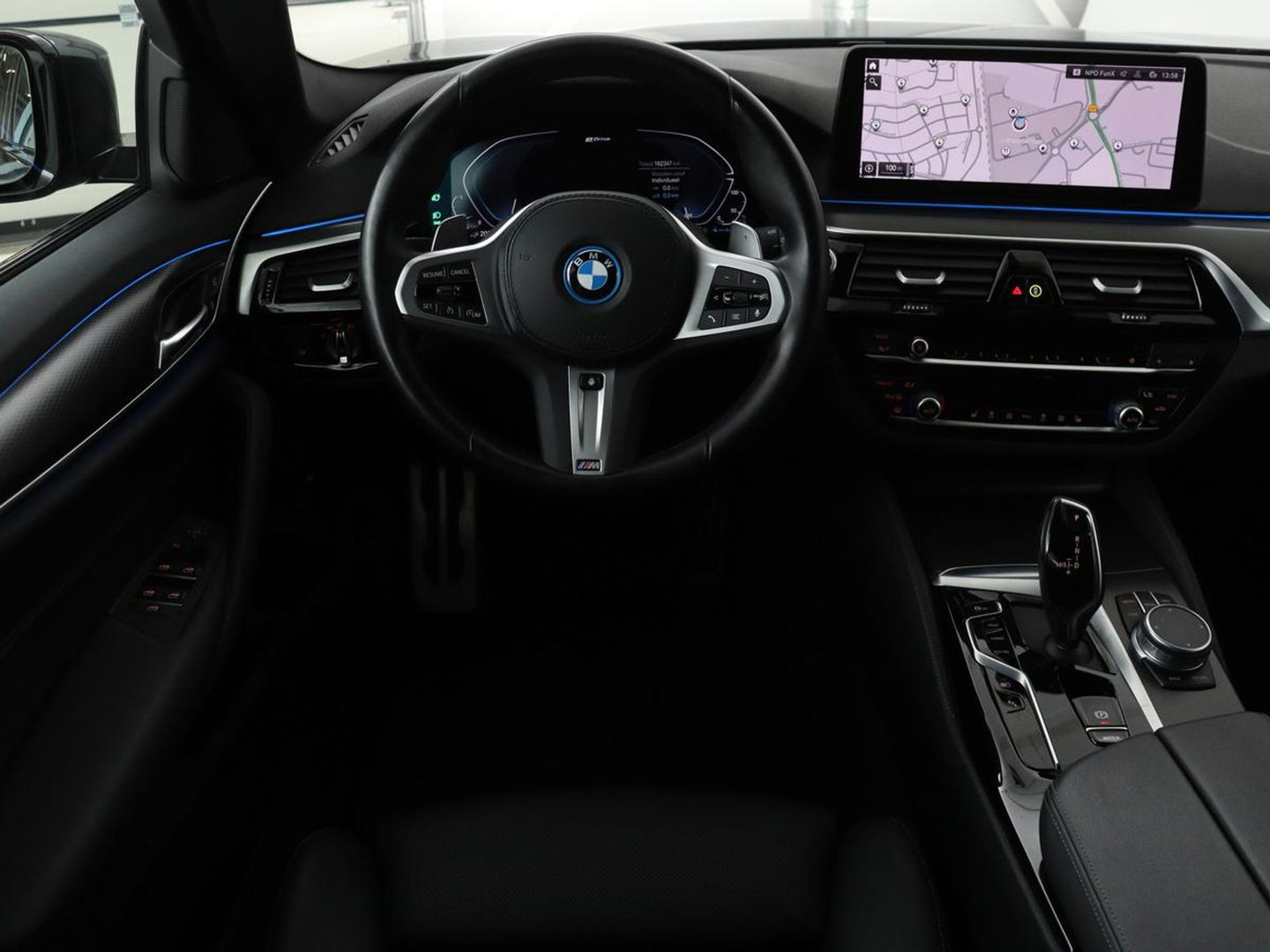 BMW 5 Serie 530e xDrive M Sport | Leder | Stoel & stuurverwarming | Sfeerverlichting | Adaptief LED | Carplay | Camera | Live cockpit | Navigatie