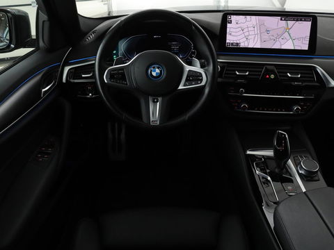 BMW 5 Serie 530e xDrive M Sport | Leder | Stoel & stuurverwarming | Sfeerverlichting | Adaptief LED | Carplay | Camera | Live cockpit | Navigatie