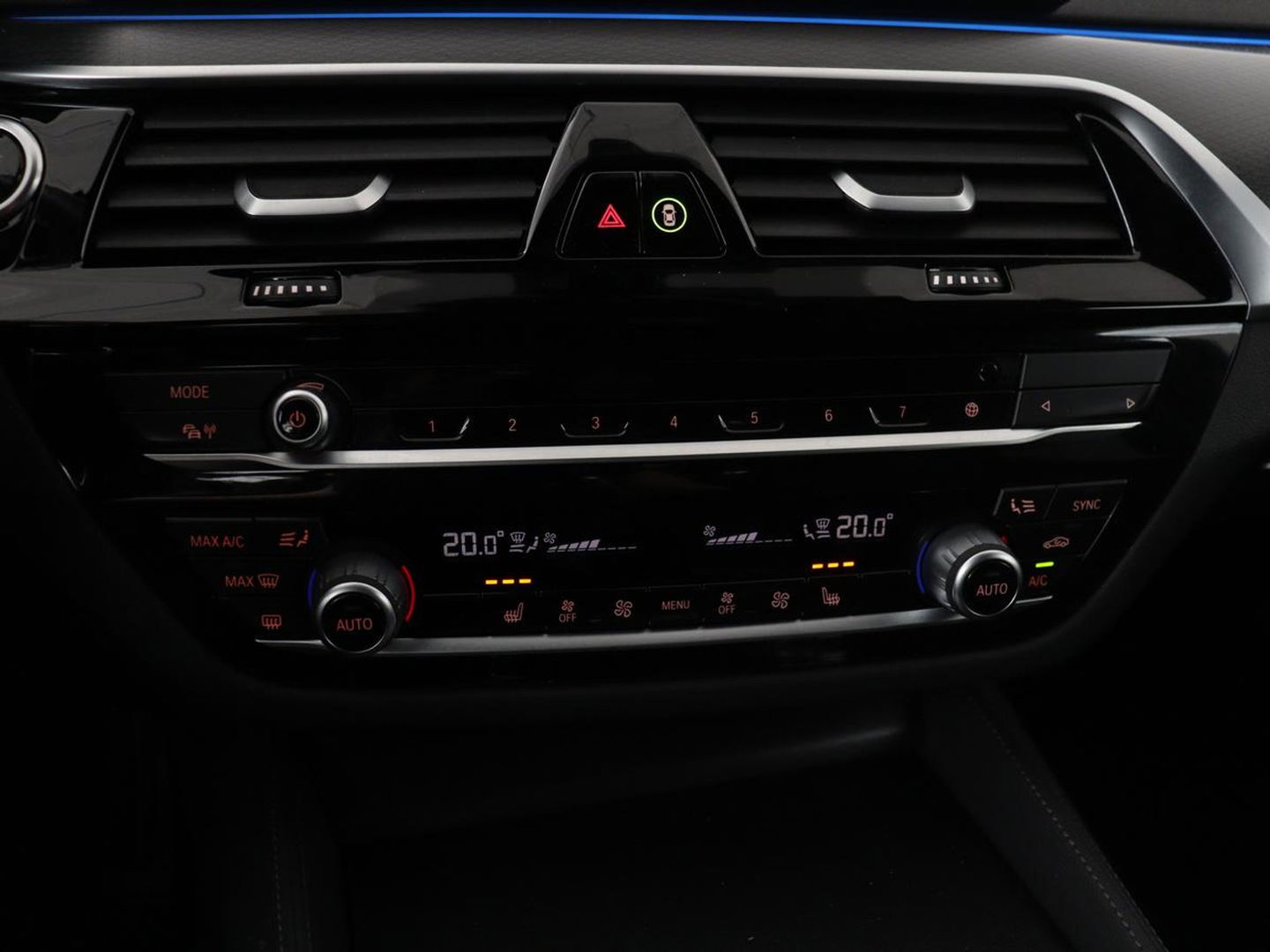 BMW 5 Serie 530e xDrive M Sport | Leder | Stoel & stuurverwarming | Sfeerverlichting | Adaptief LED | Carplay | Camera | Live cockpit | Navigatie