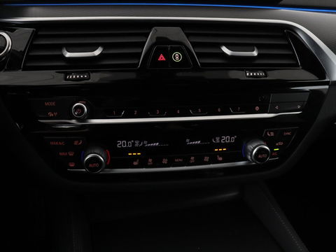 BMW 5 Serie 530e xDrive M Sport | Leder | Stoel & stuurverwarming | Sfeerverlichting | Adaptief LED | Carplay | Camera | Live cockpit | Navigatie