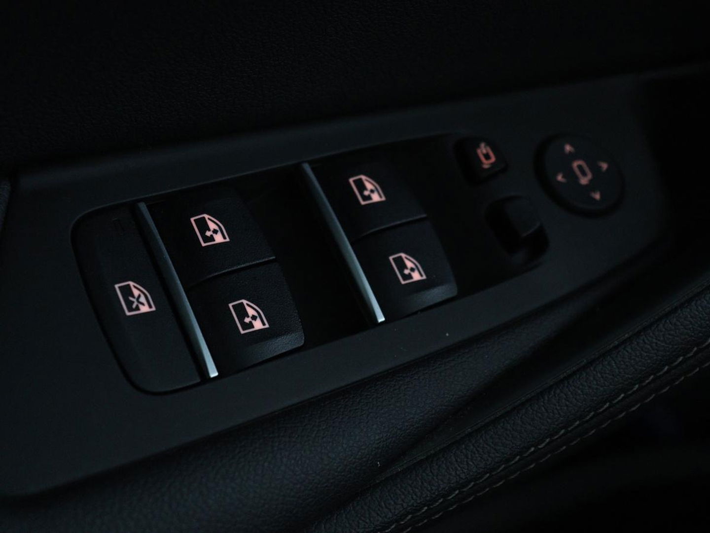 BMW 5 Serie 530e xDrive M Sport | Leder | Stoel & stuurverwarming | Sfeerverlichting | Adaptief LED | Carplay | Camera | Live cockpit | Navigatie