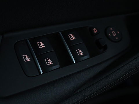 BMW 5 Serie 530e xDrive M Sport | Leder | Stoel & stuurverwarming | Sfeerverlichting | Adaptief LED | Carplay | Camera | Live cockpit | Navigatie