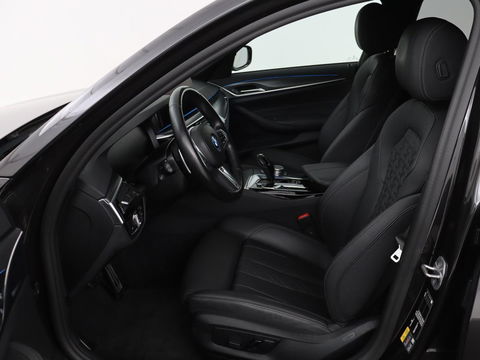 BMW 5 Serie 530e xDrive M Sport | Leder | Stoel & stuurverwarming | Sfeerverlichting | Adaptief LED | Carplay | Camera | Live cockpit | Navigatie