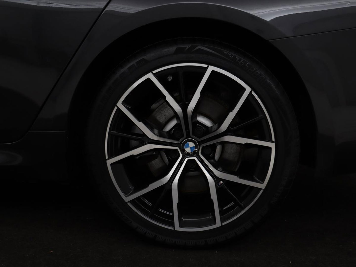 BMW 5 Serie 530e xDrive M Sport | Leder | Stoel & stuurverwarming | Sfeerverlichting | Adaptief LED | Carplay | Camera | Live cockpit | Navigatie