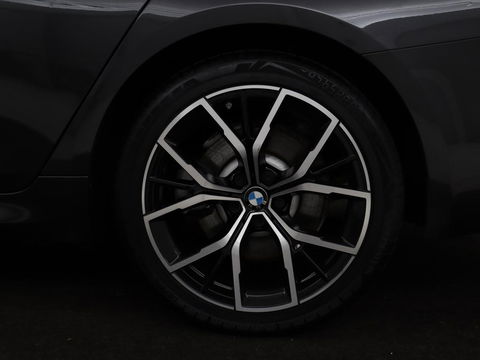 BMW 5 Serie 530e xDrive M Sport | Leder | Stoel & stuurverwarming | Sfeerverlichting | Adaptief LED | Carplay | Camera | Live cockpit | Navigatie