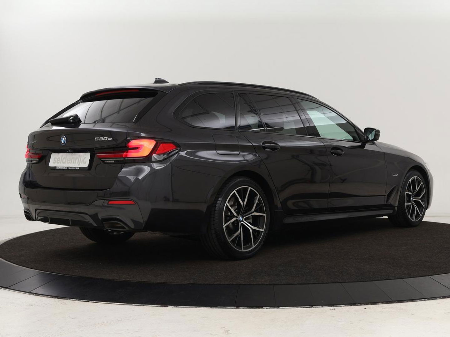 BMW 5 Serie 530e xDrive M Sport | Leder | Stoel & stuurverwarming | Sfeerverlichting | Adaptief LED | Carplay | Camera | Live cockpit | Navigatie