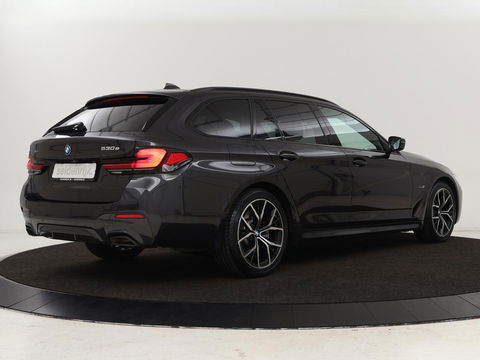 BMW 5 Serie 530e xDrive M Sport | Leder | Stoel & stuurverwarming | Sfeerverlichting | Adaptief LED | Carplay | Camera | Live cockpit | Navigatie