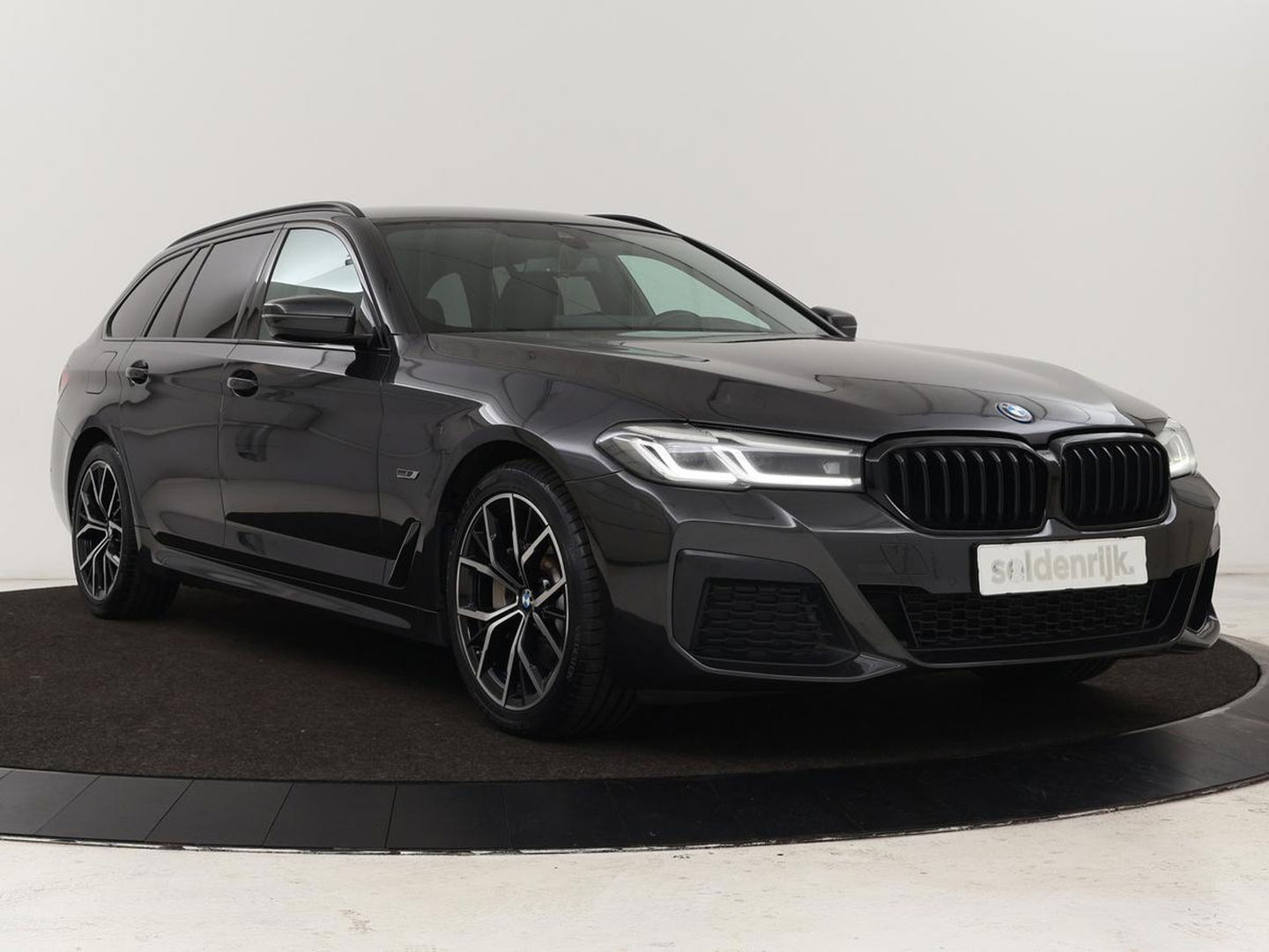 BMW 5 Serie 530e xDrive M Sport | Leder | Stoel & stuurverwarming | Sfeerverlichting | Adaptief LED | Carplay | Camera | Live cockpit | Navigatie