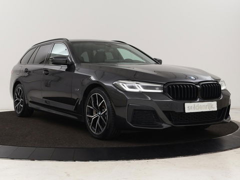 BMW 5 Serie 530e xDrive M Sport | Leder | Stoel & stuurverwarming | Sfeerverlichting | Adaptief LED | Carplay | Camera | Live cockpit | Navigatie