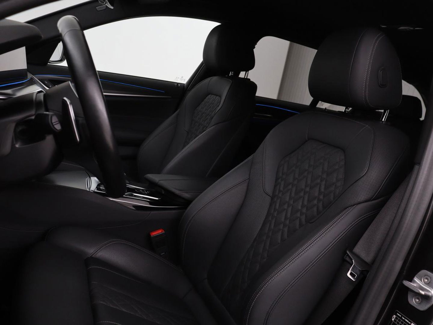 BMW 5 Serie 530e xDrive M Sport | Leder | Stoel & stuurverwarming | Sfeerverlichting | Adaptief LED | Carplay | Camera | Live cockpit | Navigatie