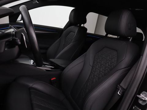 BMW 5 Serie 530e xDrive M Sport | Leder | Stoel & stuurverwarming | Sfeerverlichting | Adaptief LED | Carplay | Camera | Live cockpit | Navigatie