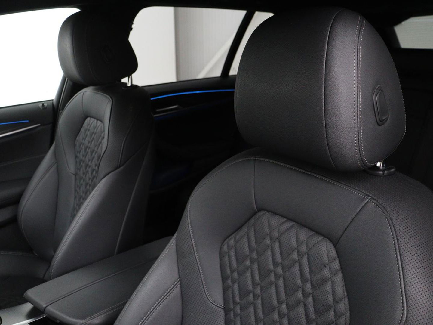 BMW 5 Serie 530e xDrive M Sport | Leder | Stoel & stuurverwarming | Sfeerverlichting | Adaptief LED | Carplay | Camera | Live cockpit | Navigatie