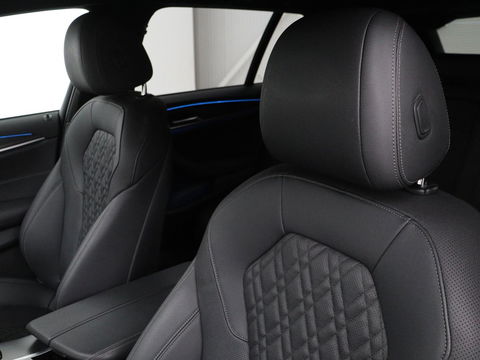 BMW 5 Serie 530e xDrive M Sport | Leder | Stoel & stuurverwarming | Sfeerverlichting | Adaptief LED | Carplay | Camera | Live cockpit | Navigatie