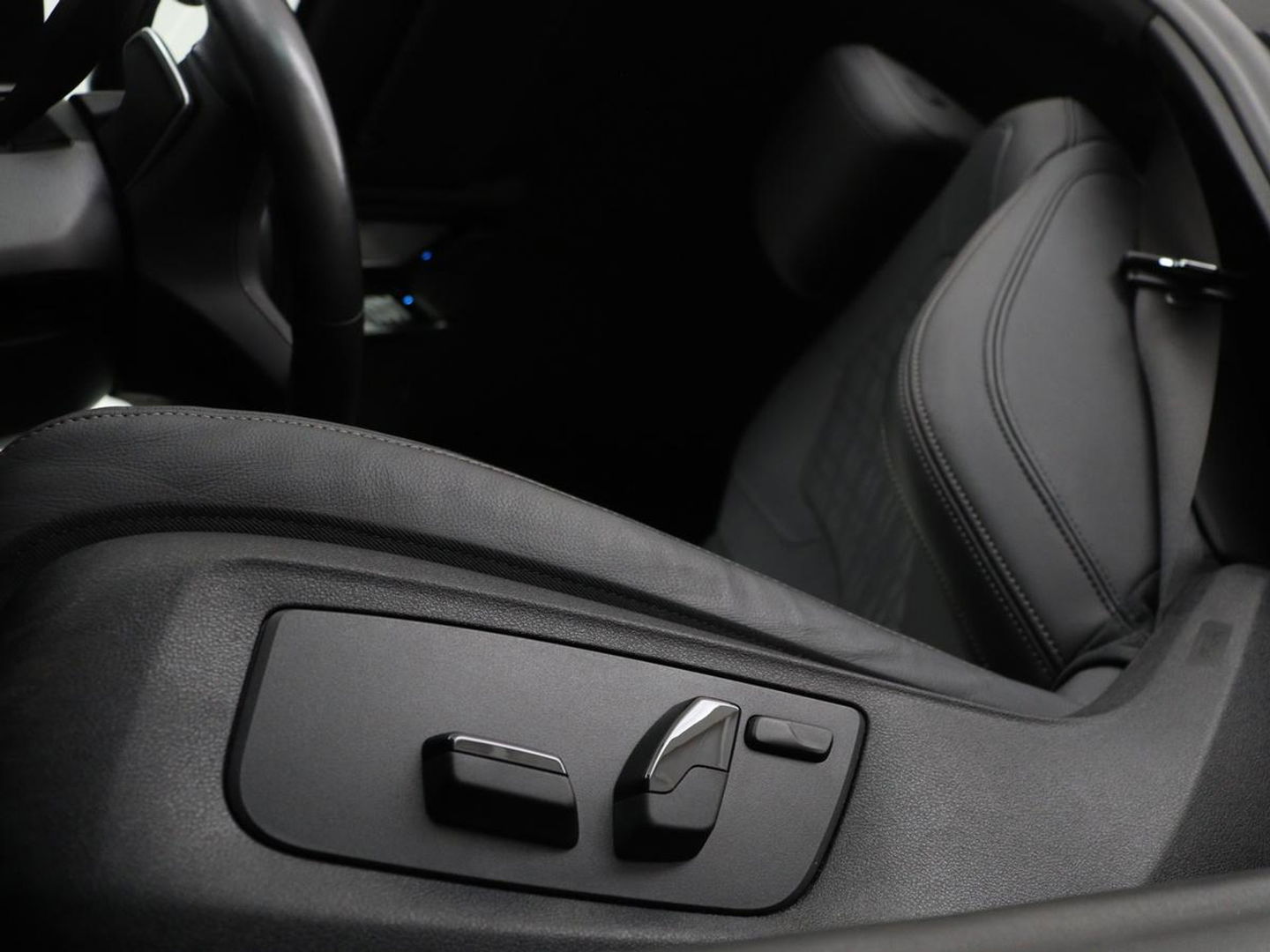 BMW 5 Serie 530e xDrive M Sport | Leder | Stoel & stuurverwarming | Sfeerverlichting | Adaptief LED | Carplay | Camera | Live cockpit | Navigatie