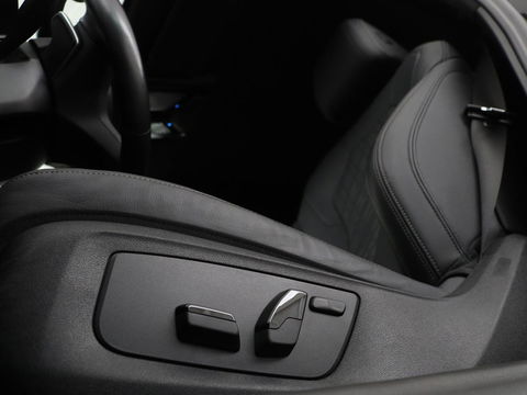 BMW 5 Serie 530e xDrive M Sport | Leder | Stoel & stuurverwarming | Sfeerverlichting | Adaptief LED | Carplay | Camera | Live cockpit | Navigatie