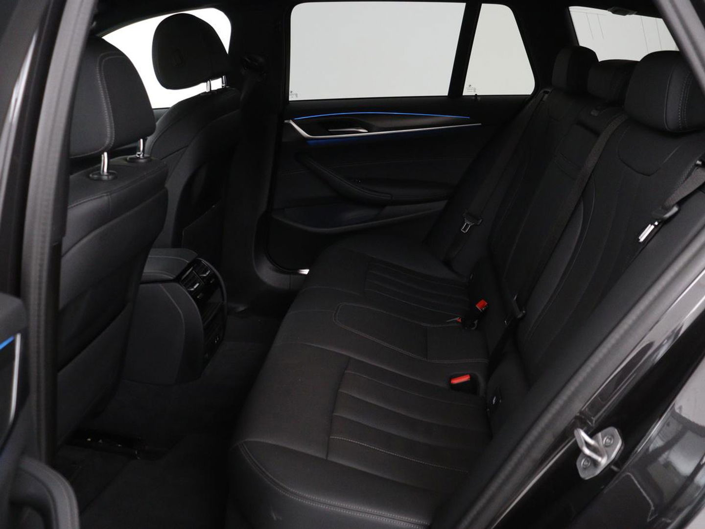 BMW 5 Serie 530e xDrive M Sport | Leder | Stoel & stuurverwarming | Sfeerverlichting | Adaptief LED | Carplay | Camera | Live cockpit | Navigatie