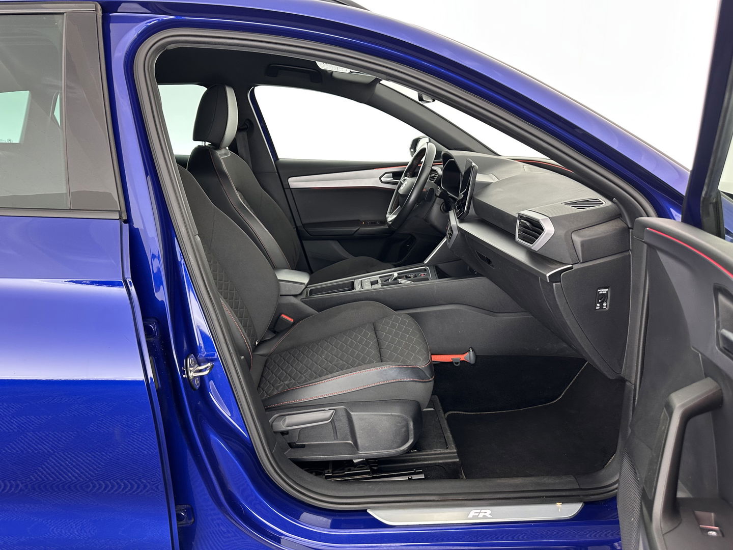 SEAT Leon Sportstourer 1.5 eTSI FR Launch Edition Aut. *FULL-LED | DIGI-COCKPIT | NAVI-FULLMAP | SPORT-SEATS | HEATED-SEATS | AMBIENT-LIGHT | CAMERA | ECC | PDC | CRUISE | 17''ALU*