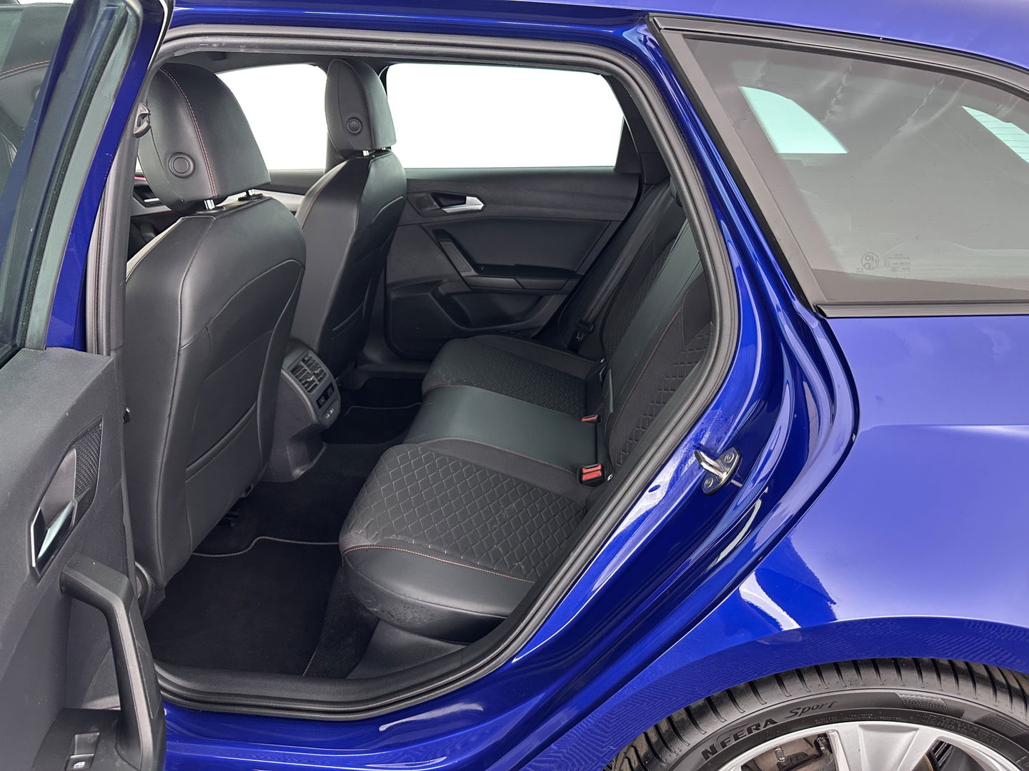 SEAT Leon Sportstourer 1.5 eTSI FR Launch Edition Aut. *FULL-LED | DIGI-COCKPIT | NAVI-FULLMAP | SPORT-SEATS | HEATED-SEATS | AMBIENT-LIGHT | CAMERA | ECC | PDC | CRUISE | 17''ALU*