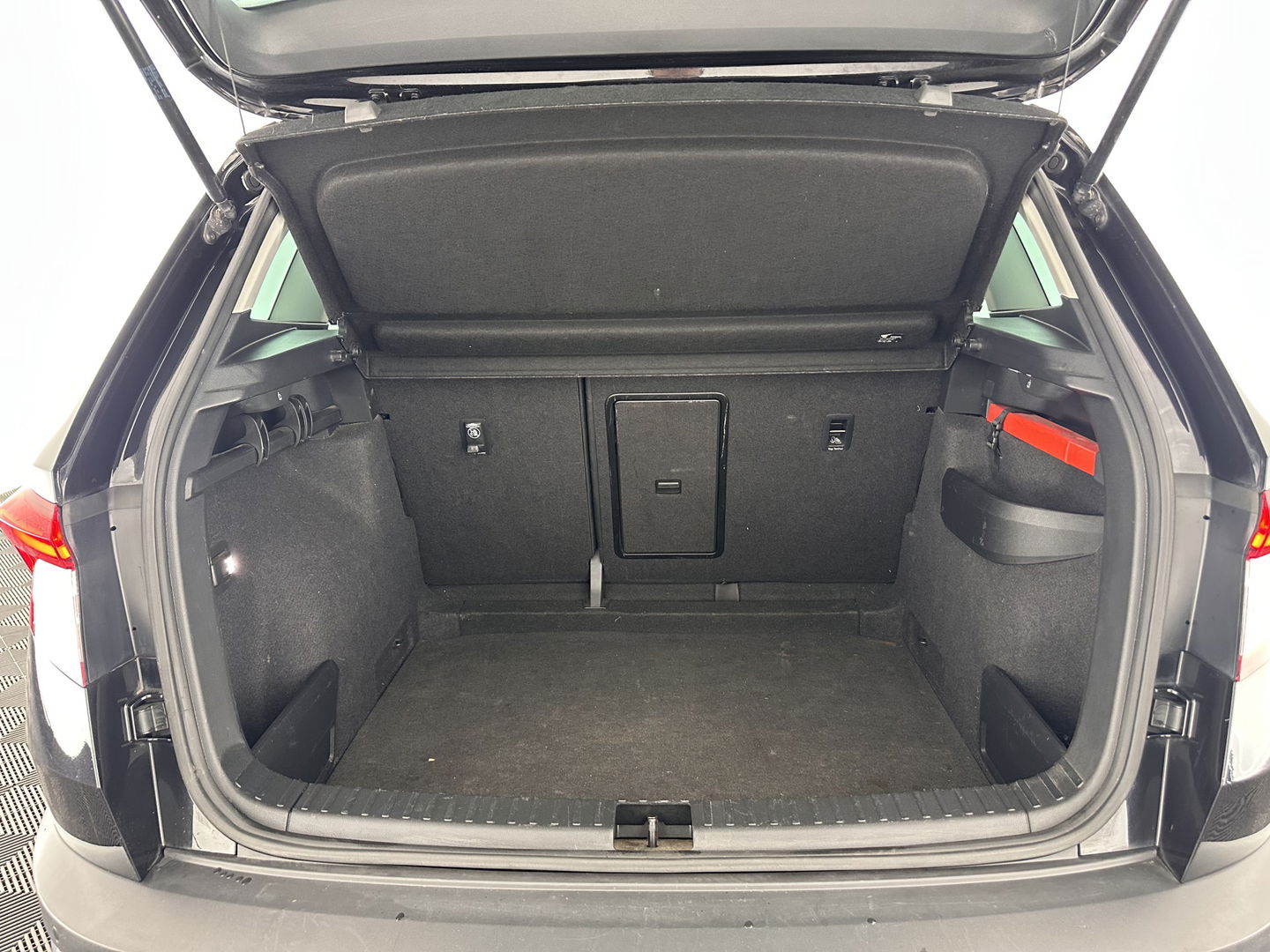 Škoda Karoq 1.5 TSI ACT Business Edition Aut. *PANO | 1/2LEATHER | FULL-LED | NAVI-FULLMAP | KEYLESS | COMFORT-SEATS | CAMERA | DAB+ | ECC | PDC | CRUISE | 18''ALU | TOWBAR*