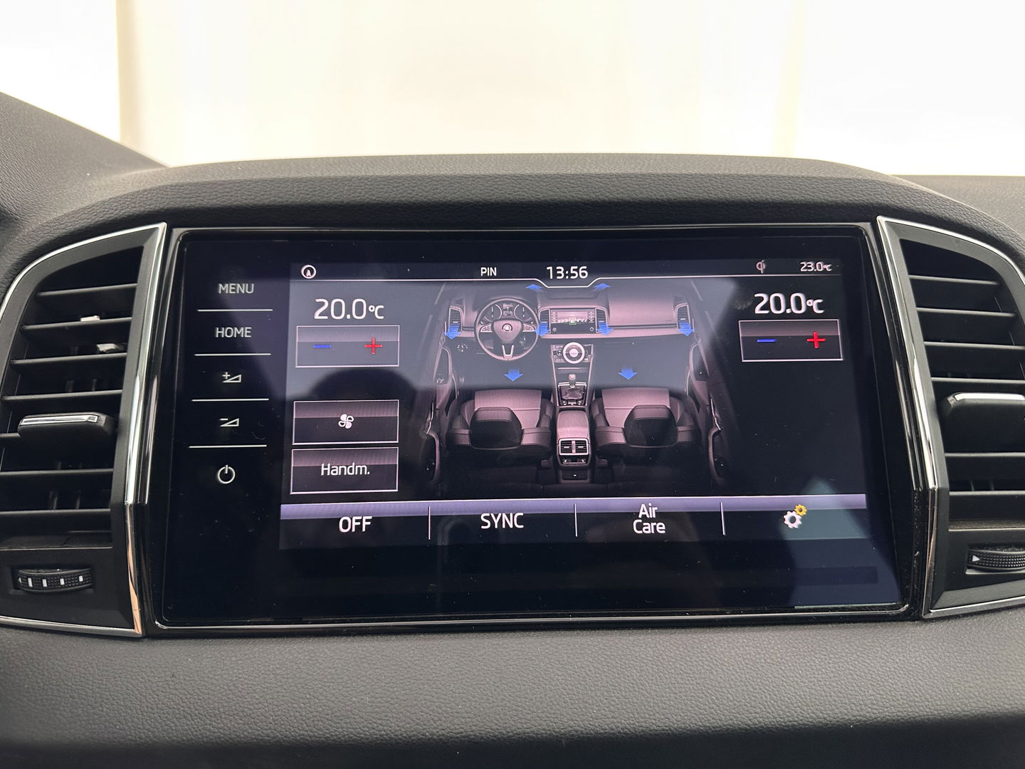 Škoda Karoq 1.5 TSI ACT Business Edition Aut. *PANO | 1/2LEATHER | FULL-LED | NAVI-FULLMAP | KEYLESS | COMFORT-SEATS | CAMERA | DAB+ | ECC | PDC | CRUISE | 18''ALU | TOWBAR*