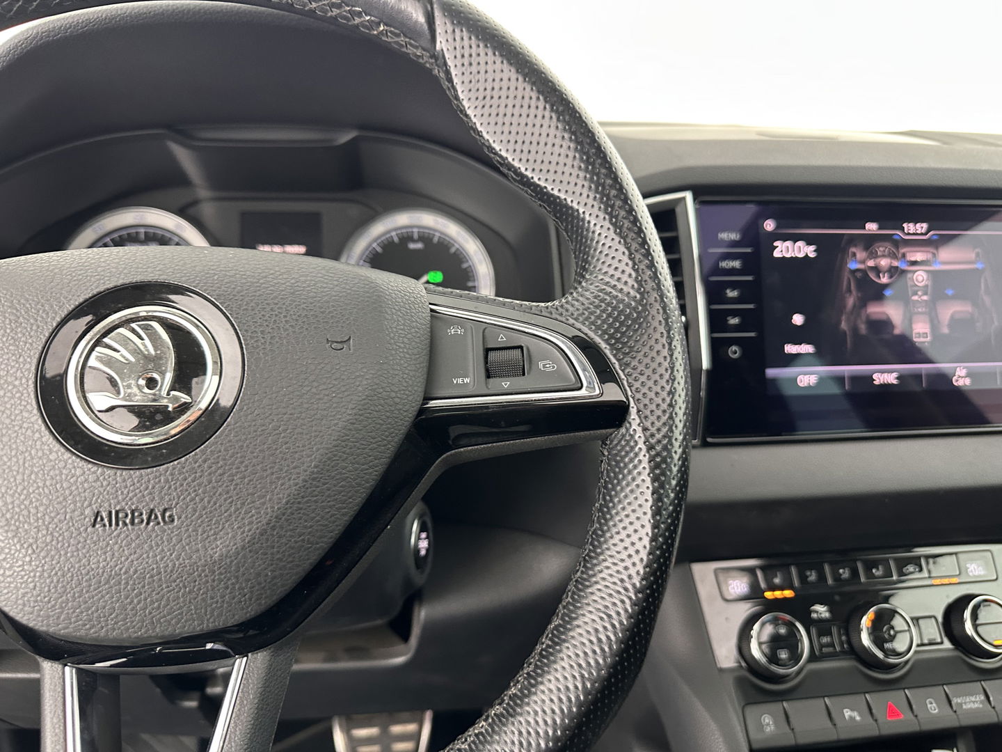 Škoda Karoq 1.5 TSI ACT Business Edition Aut. *PANO | 1/2LEATHER | FULL-LED | NAVI-FULLMAP | KEYLESS | COMFORT-SEATS | CAMERA | DAB+ | ECC | PDC | CRUISE | 18''ALU | TOWBAR*