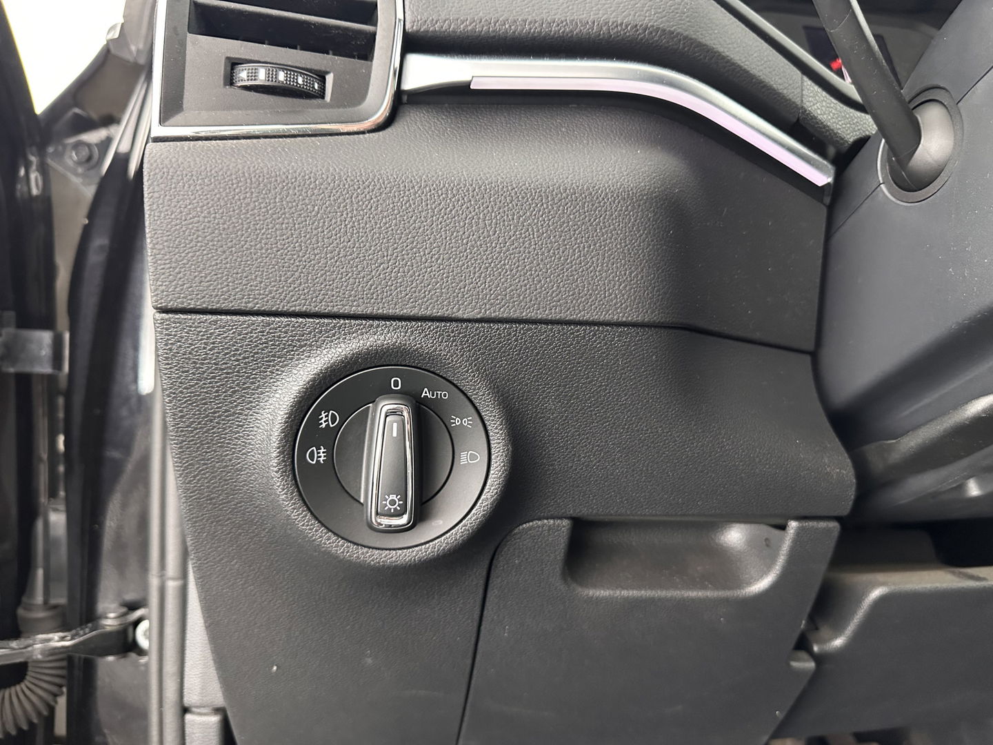 Škoda Karoq 1.5 TSI ACT Business Edition Aut. *PANO | 1/2LEATHER | FULL-LED | NAVI-FULLMAP | KEYLESS | COMFORT-SEATS | CAMERA | DAB+ | ECC | PDC | CRUISE | 18''ALU | TOWBAR*