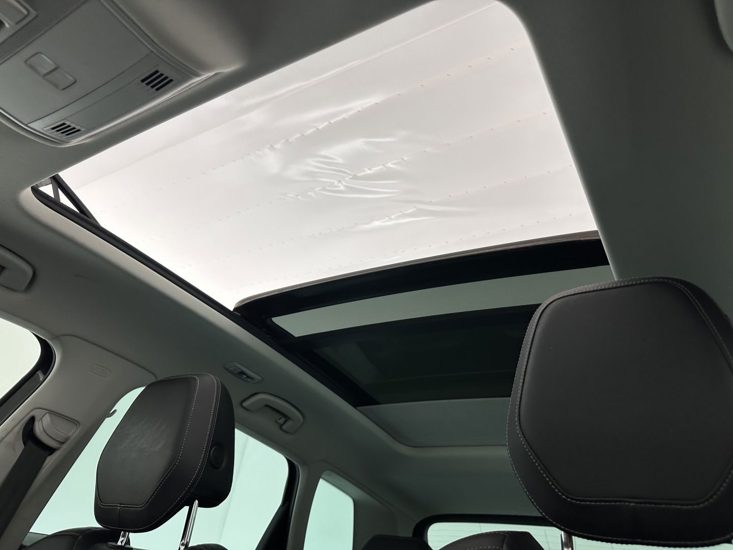 Škoda Karoq 1.5 TSI ACT Business Edition Aut. *PANO | 1/2LEATHER | FULL-LED | NAVI-FULLMAP | KEYLESS | COMFORT-SEATS | CAMERA | DAB+ | ECC | PDC | CRUISE | 18''ALU | TOWBAR*