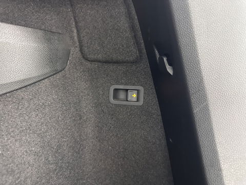 Škoda Karoq 1.5 TSI ACT Business Edition Aut. *PANO | 1/2LEATHER | FULL-LED | NAVI-FULLMAP | KEYLESS | COMFORT-SEATS | CAMERA | DAB+ | ECC | PDC | CRUISE | 18''ALU | TOWBAR*