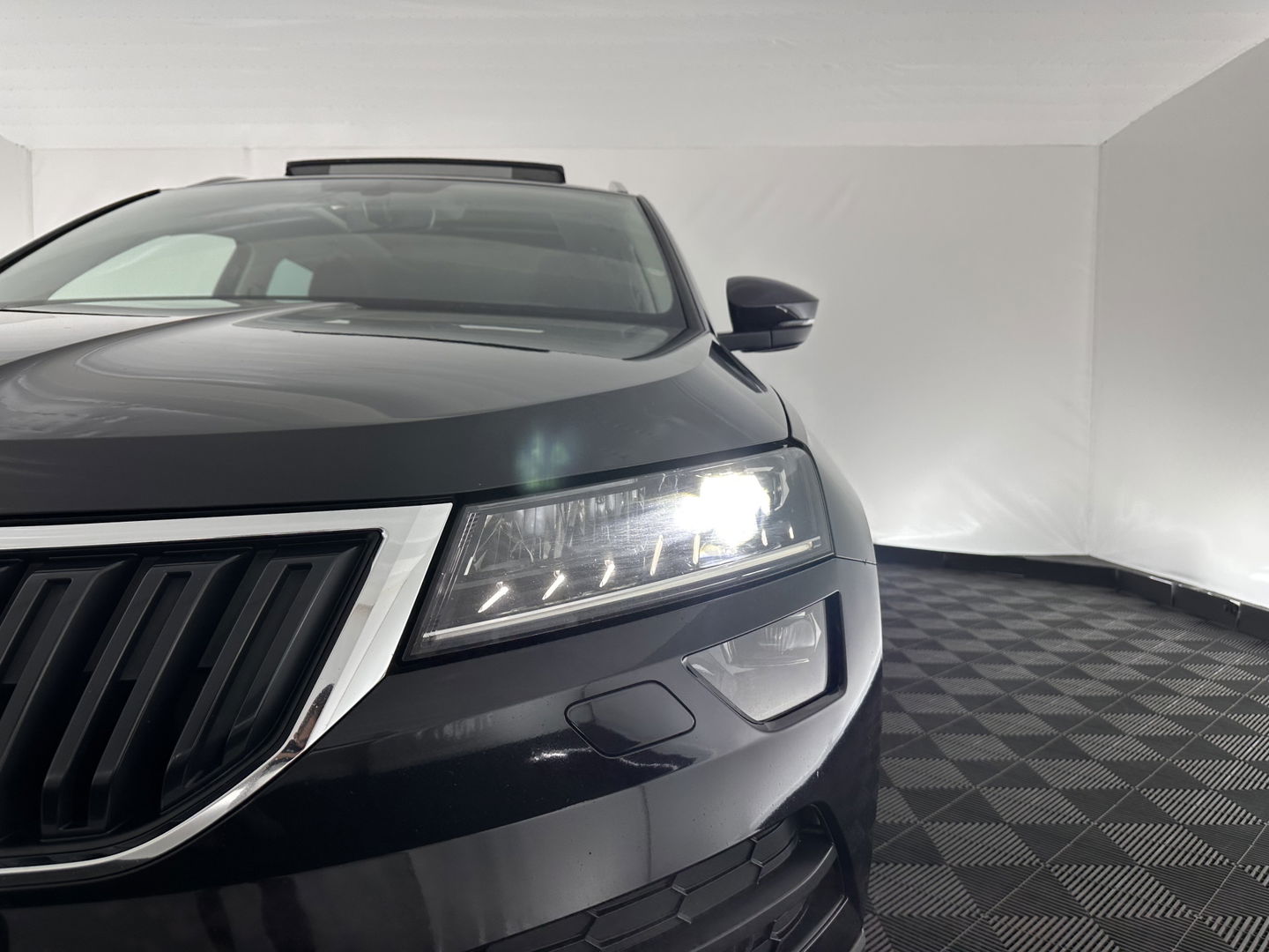 Škoda Karoq 1.5 TSI ACT Business Edition Aut. *PANO | 1/2LEATHER | FULL-LED | NAVI-FULLMAP | KEYLESS | COMFORT-SEATS | CAMERA | DAB+ | ECC | PDC | CRUISE | 18''ALU | TOWBAR*