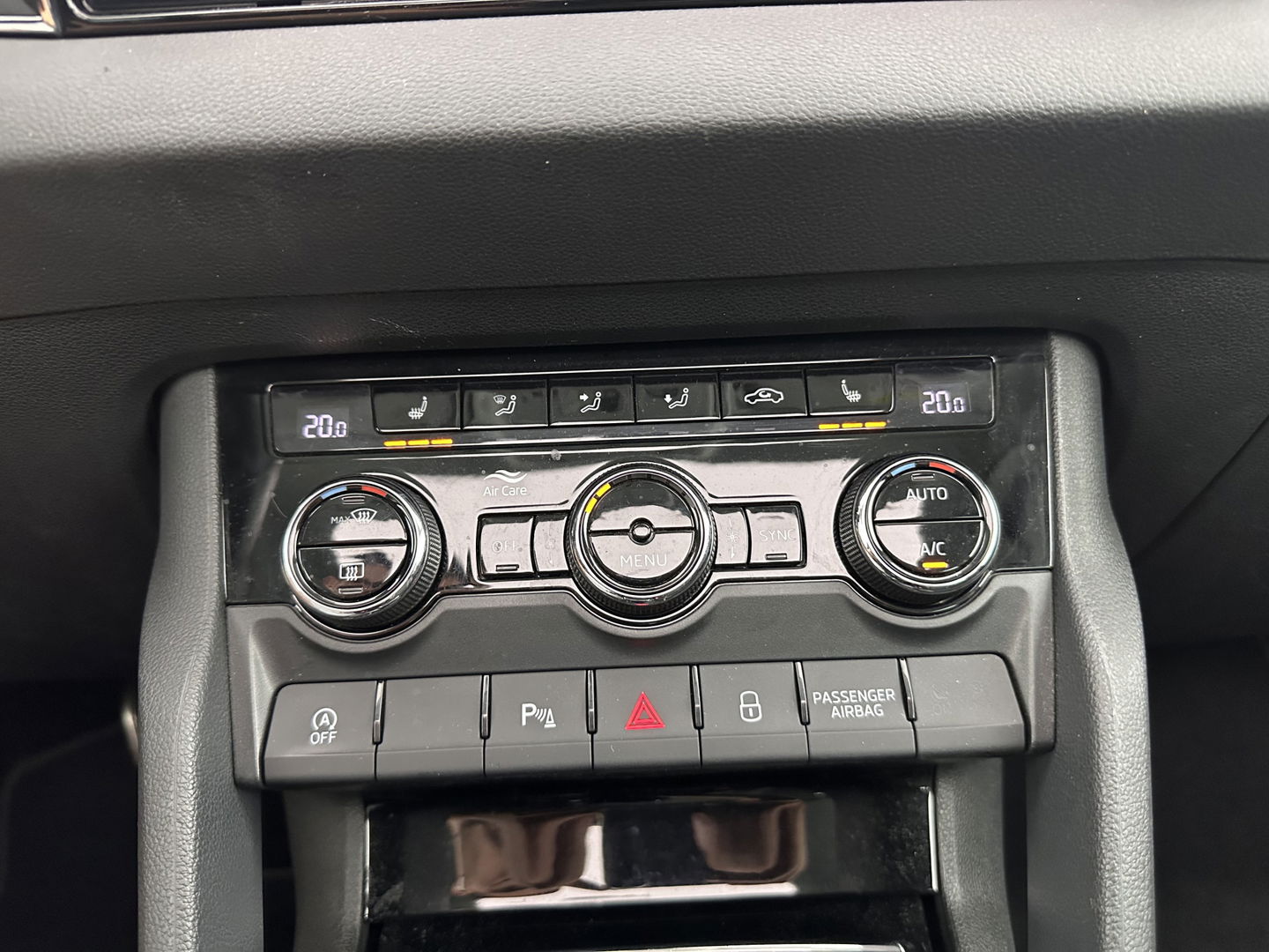 Škoda Karoq 1.5 TSI ACT Business Edition Aut. *PANO | 1/2LEATHER | FULL-LED | NAVI-FULLMAP | KEYLESS | COMFORT-SEATS | CAMERA | DAB+ | ECC | PDC | CRUISE | 18''ALU | TOWBAR*