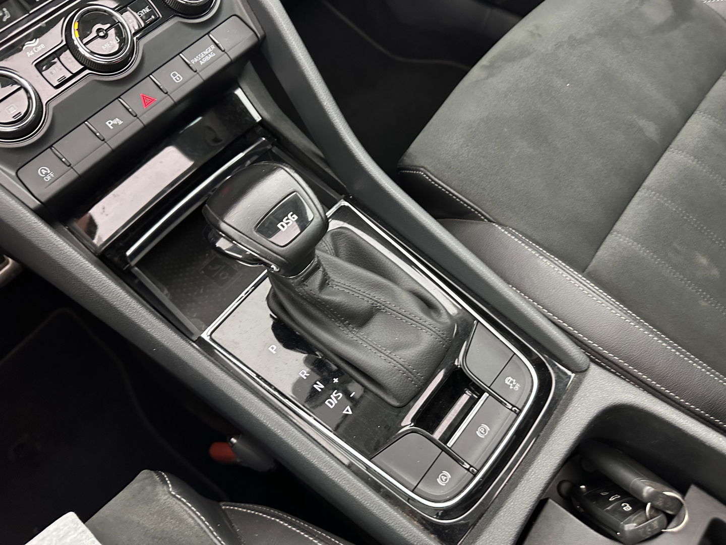 Škoda Karoq 1.5 TSI ACT Business Edition Aut. *PANO | 1/2LEATHER | FULL-LED | NAVI-FULLMAP | KEYLESS | COMFORT-SEATS | CAMERA | DAB+ | ECC | PDC | CRUISE | 18''ALU | TOWBAR*