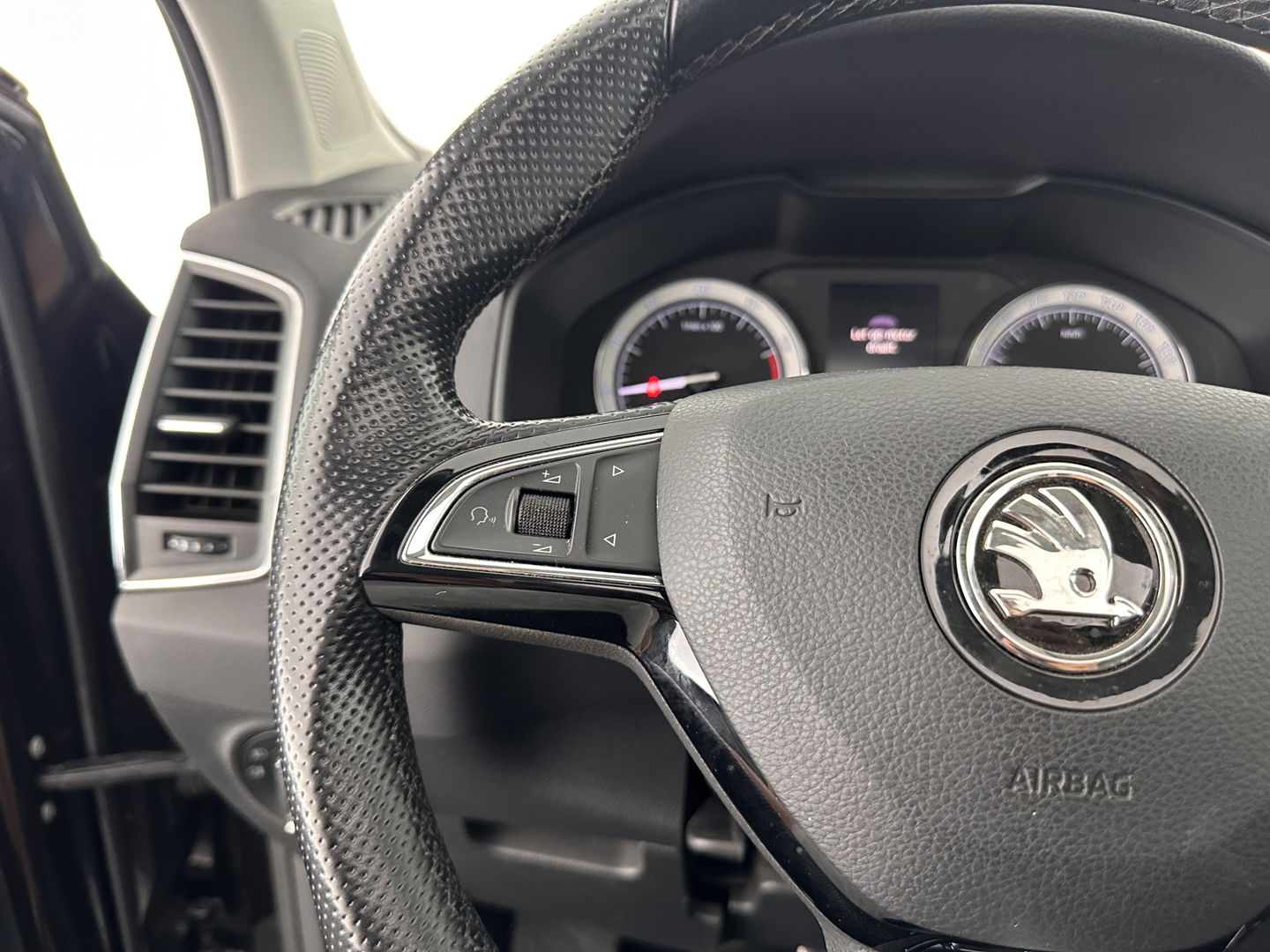 Škoda Karoq 1.5 TSI ACT Business Edition Aut. *PANO | 1/2LEATHER | FULL-LED | NAVI-FULLMAP | KEYLESS | COMFORT-SEATS | CAMERA | DAB+ | ECC | PDC | CRUISE | 18''ALU | TOWBAR*