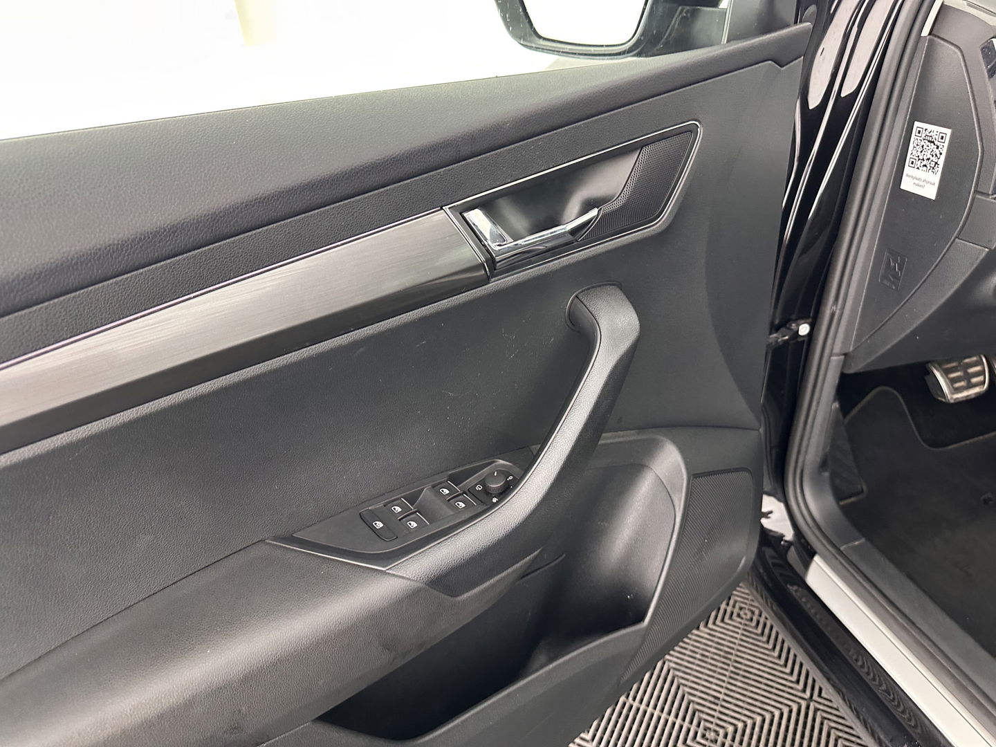 Škoda Karoq 1.5 TSI ACT Business Edition Aut. *PANO | 1/2LEATHER | FULL-LED | NAVI-FULLMAP | KEYLESS | COMFORT-SEATS | CAMERA | DAB+ | ECC | PDC | CRUISE | 18''ALU | TOWBAR*