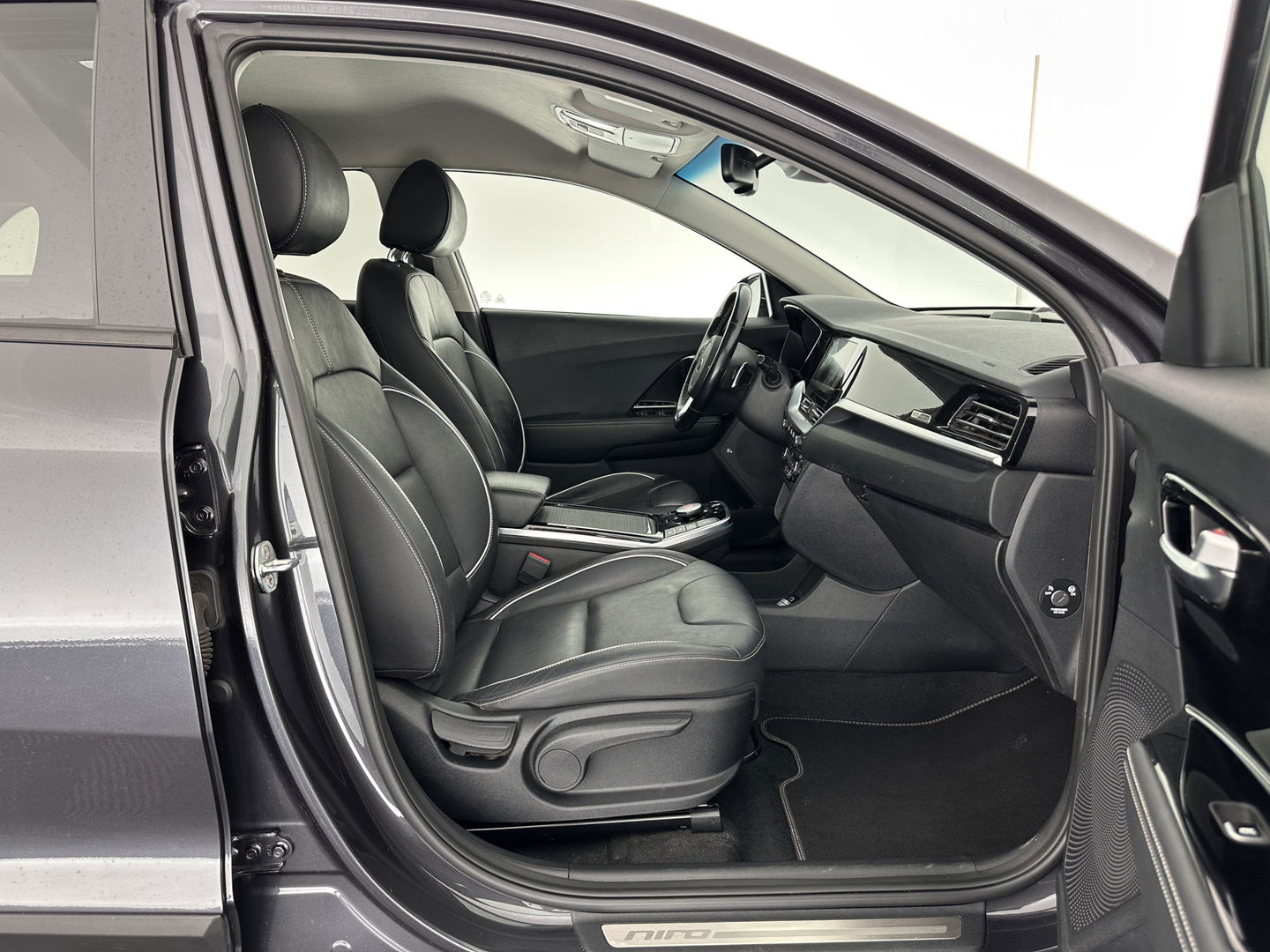 Kia e-Niro ExecutiveLine 64 kWh [ 3-Fase ] (INCL-BTW) Aut. *LUXURY-LEATHER | JBL-AUDIO | FULL-LED | NAVI-FULLMAP | DAB | ADAPT.CRUISE | CAMERA | MEMORY-PACK | LANE-ASSIST | CCS-FASTLOADER | KEYLESS | DIGI-COCKPIT | 17"ALU*