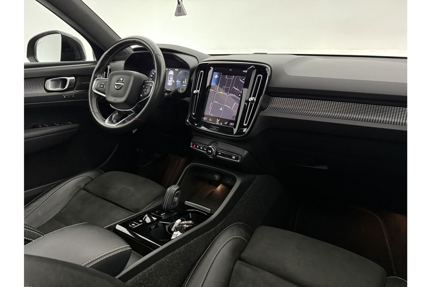 Volvo XC40 T4 Recharge R-Design Hybride 262PK Pano Harman/Kardon LED Memory Virtual Camera Carplay Cruise Clima 19"LMV Navi PDC
