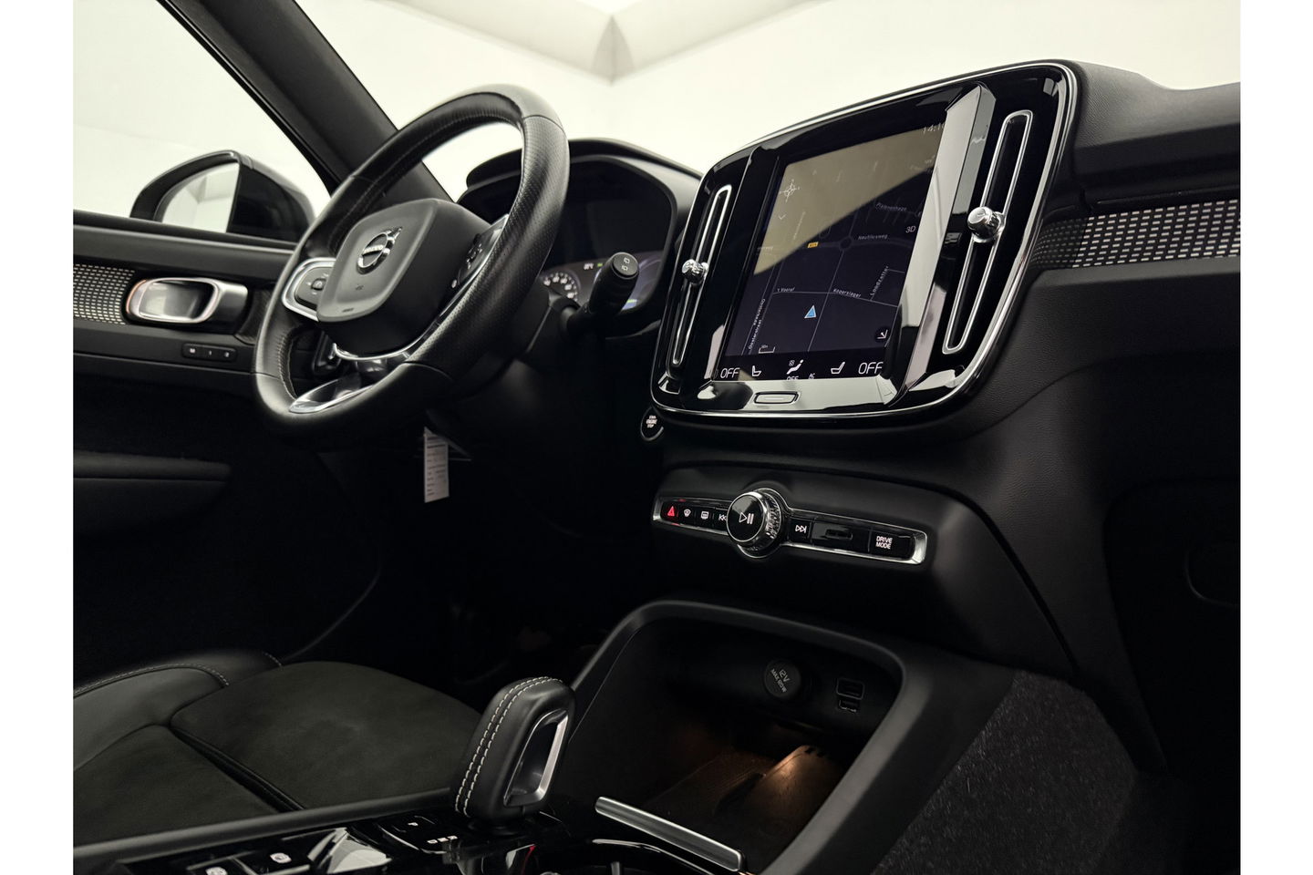 Volvo XC40 T4 Recharge R-Design Hybride 262PK Pano Harman/Kardon LED Memory Virtual Camera Carplay Cruise Clima 19"LMV Navi PDC