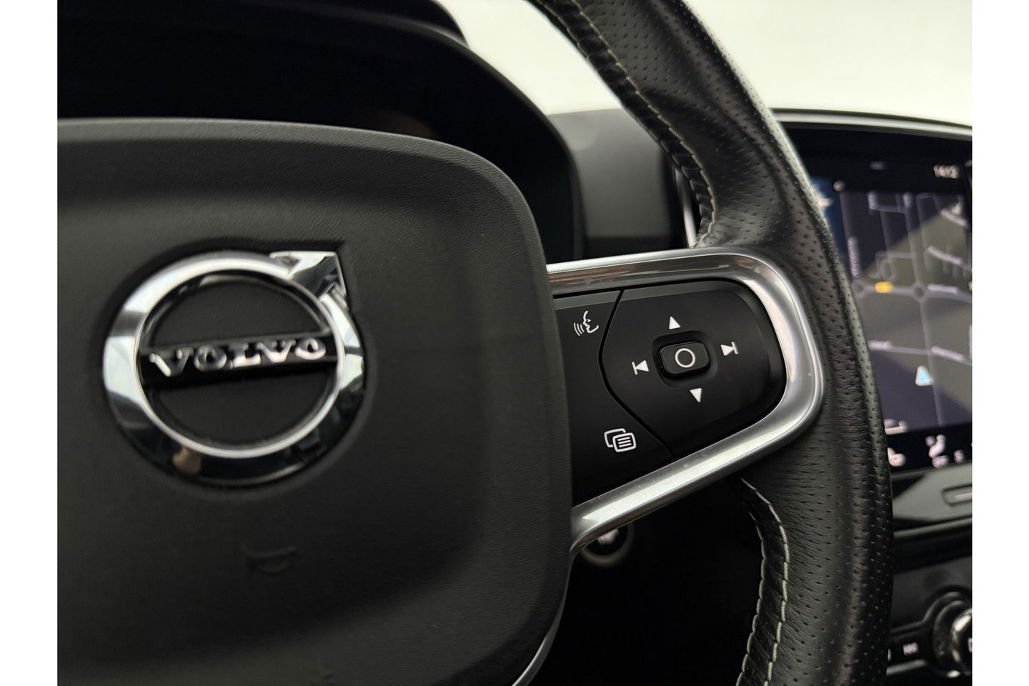 Volvo XC40 T4 Recharge R-Design Hybride 262PK Pano Harman/Kardon LED Memory Virtual Camera Carplay Cruise Clima 19"LMV Navi PDC