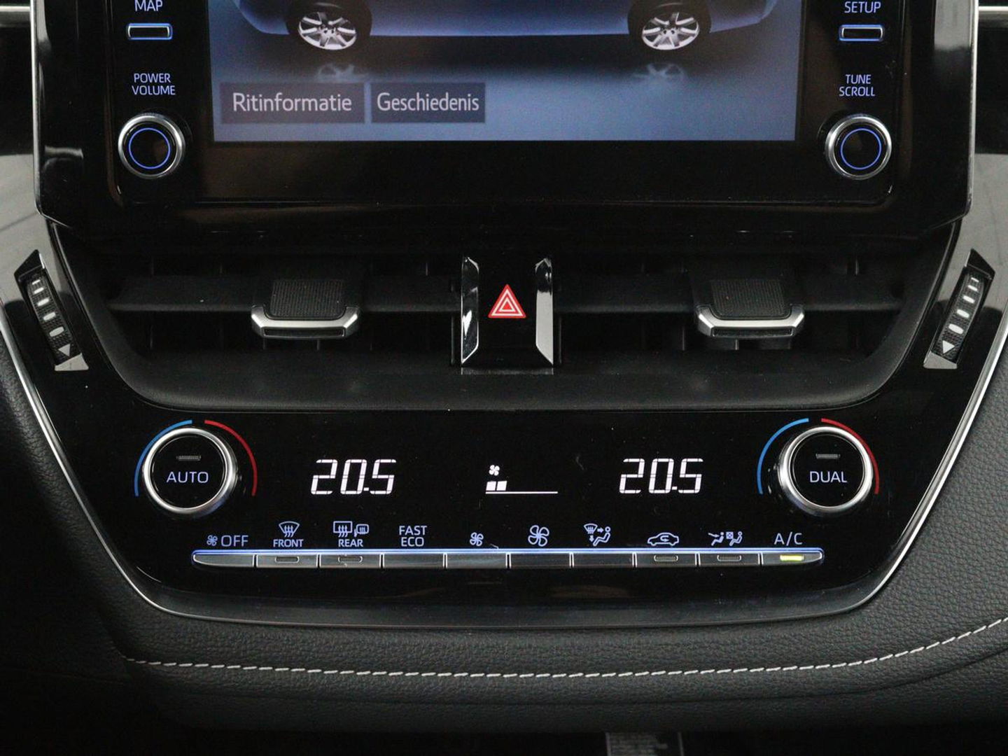 Toyota Corolla 1.8 Hybrid Business Plus | Trekhaak | Stoelverwarming | Adaptive cruise | Carplay | Full LED | Keyless | Camera | DAB | Climate control