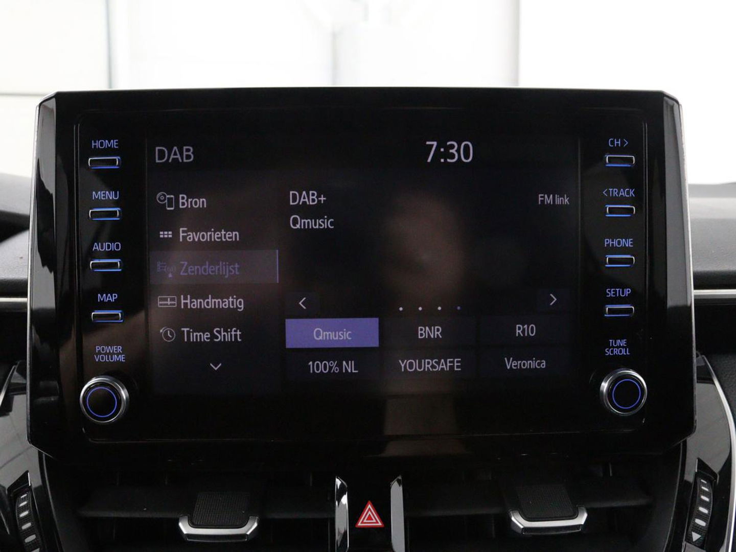 Toyota Corolla 1.8 Hybrid Business Plus | Trekhaak | Stoelverwarming | Adaptive cruise | Carplay | Full LED | Keyless | Camera | DAB | Climate control