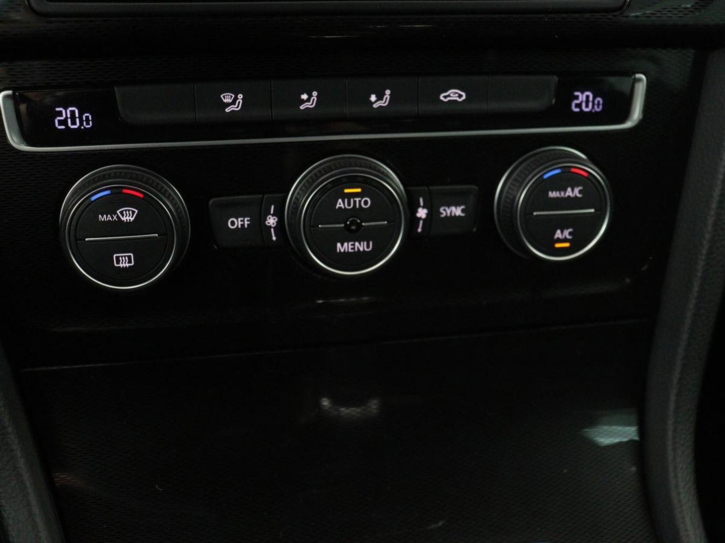 Volkswagen Golf 1.4 TSI GTE | Panoramadak | Carplay | Camera | Trekhaak | Full LED | Navigatie | Park Assist | Sportstoelen | DAB | Climate control