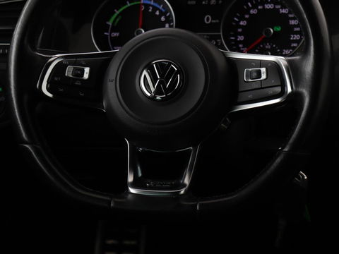Volkswagen Golf 1.4 TSI GTE | Panoramadak | Carplay | Camera | Trekhaak | Full LED | Navigatie | Park Assist | Sportstoelen | DAB | Climate control