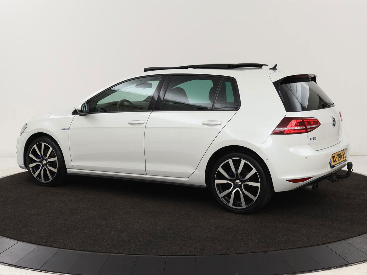 Volkswagen Golf 1.4 TSI GTE | Panoramadak | Carplay | Camera | Trekhaak | Full LED | Navigatie | Park Assist | Sportstoelen | DAB | Climate control