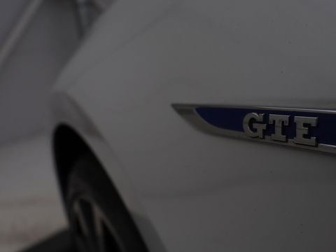Volkswagen Golf 1.4 TSI GTE | Panoramadak | Carplay | Camera | Trekhaak | Full LED | Navigatie | Park Assist | Sportstoelen | DAB | Climate control